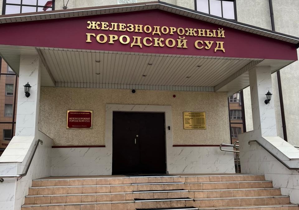 Из кед в каблуки и обратно: метаморфозы полицейских показаний